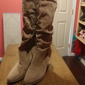 3/25.00 - Knee high boots